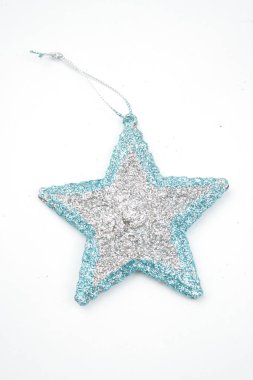 Beyaz arkaplanda Noel süsleri