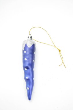 Beyaz arkaplanda Noel süsleri