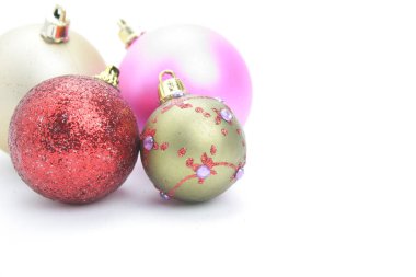 Beyaz arkaplanda Noel süsleri