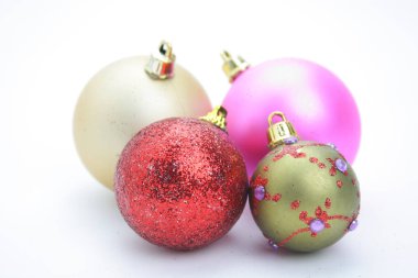 Beyaz arkaplanda Noel süsleri