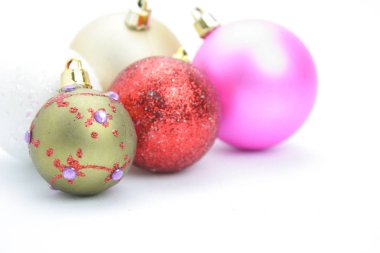 Beyaz arkaplanda Noel süsleri