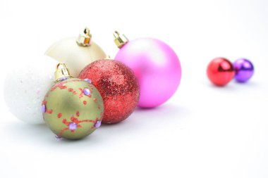 Beyaz arkaplanda Noel süsleri