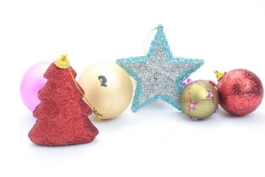 Beyaz arkaplanda Noel süsleri