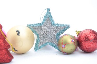 Beyaz arkaplanda Noel süsleri