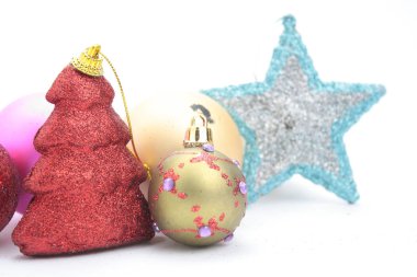 Beyaz arkaplanda Noel süsleri