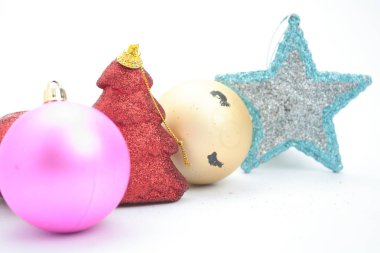Beyaz arkaplanda Noel süsleri