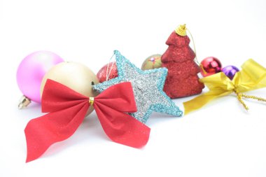 Beyaz arkaplanda Noel süsleri