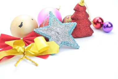 Beyaz arkaplanda Noel süsleri