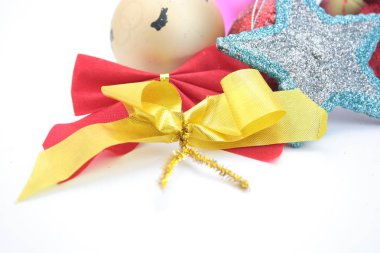 Beyaz arkaplanda Noel süsleri