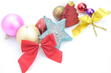 Beyaz arkaplanda Noel süsleri