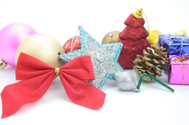 Beyaz arkaplanda Noel süsleri