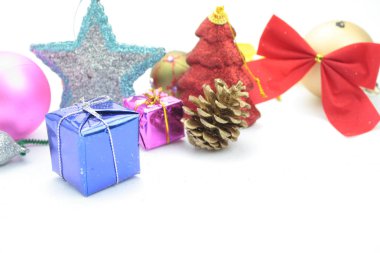 Beyaz arkaplanda Noel süsleri