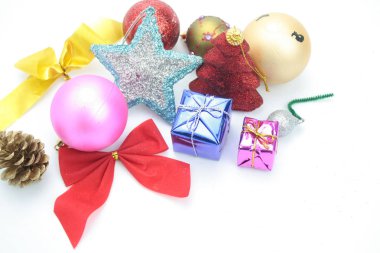 Beyaz arkaplanda Noel süsleri