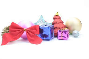 Beyaz arkaplanda Noel süsleri