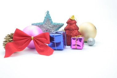 Beyaz arkaplanda Noel süsleri