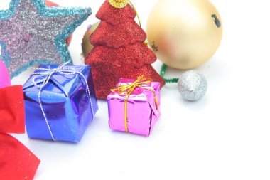 Beyaz arkaplanda Noel süsleri