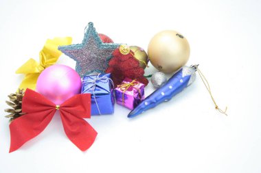 Beyaz arkaplanda Noel süsleri