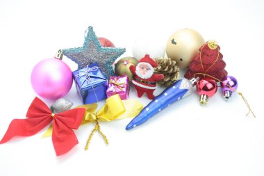 Beyaz arkaplanda Noel süsleri