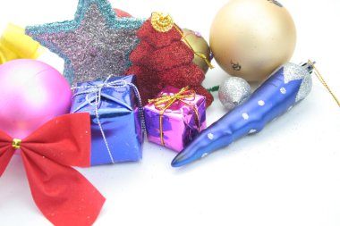 Beyaz arkaplanda Noel süsleri