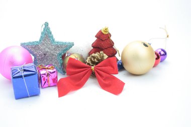 Beyaz arkaplanda Noel süsleri