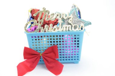 Beyaz arkaplanda Noel süsleri