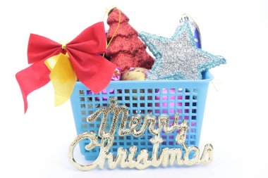 Beyaz arkaplanda Noel süsleri