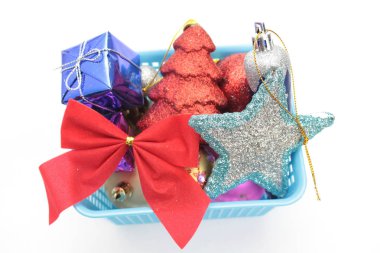 Beyaz arkaplanda Noel süsleri