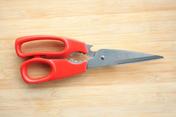 Ahşap zeminde kırmızı makas