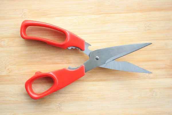 Ahşap zeminde kırmızı makas