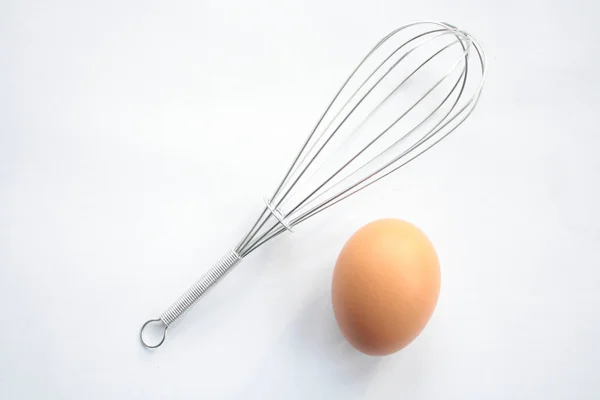 Whisk Eggs Sobre Fundo Branco — Fotografia de Stock