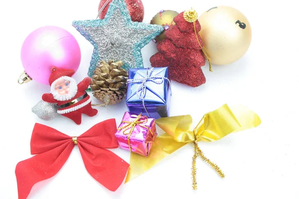 Beyaz arkaplanda Noel süsleri