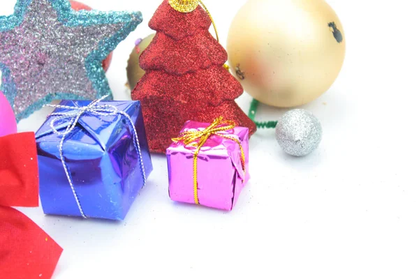 Beyaz arkaplanda Noel süsleri