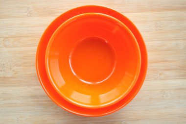 ahşap arka plan üzerinde plastik kase