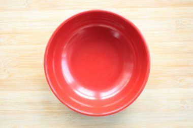 ahşap arka plan üzerinde plastik kase