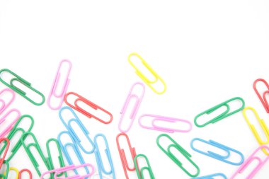 Beyaz arkaplanda ataçlar