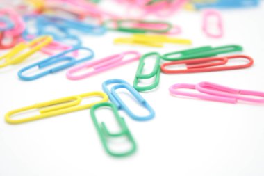 Beyaz arkaplanda ataçlar