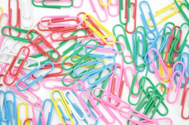 Beyaz arkaplanda ataçlar