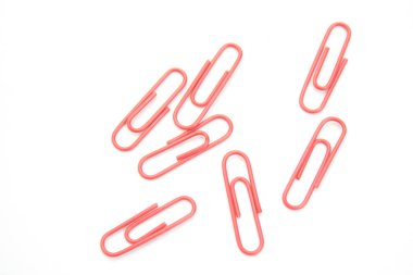 Beyaz arkaplanda ataçlar