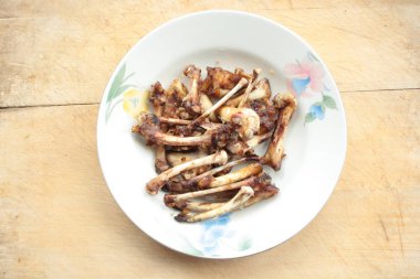 Kesme tahtası üzerinde gıda artıkları