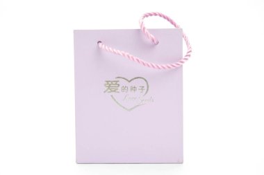 Beyaz arkaplanda mücevher kutusu