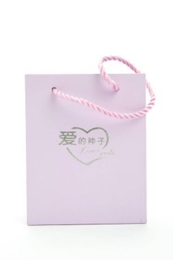 Beyaz arkaplanda mücevher kutusu