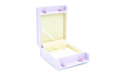 Beyaz arkaplanda mücevher kutusu