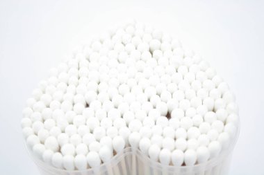 Kalp pamuk tomurcukları beyaz arka plan üzerinde