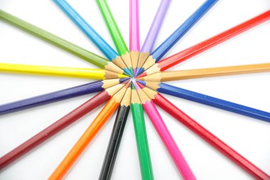 Beyaz arkaplanda renkli kalemler