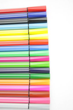 Renkli kalemler beyaz arka plan üzerinde hissettim