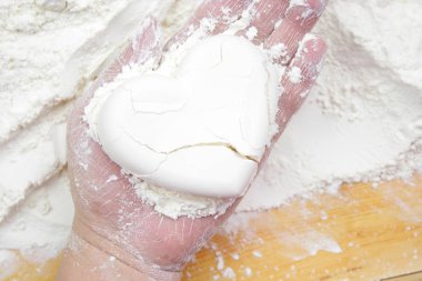 Şekil un elinde kalp