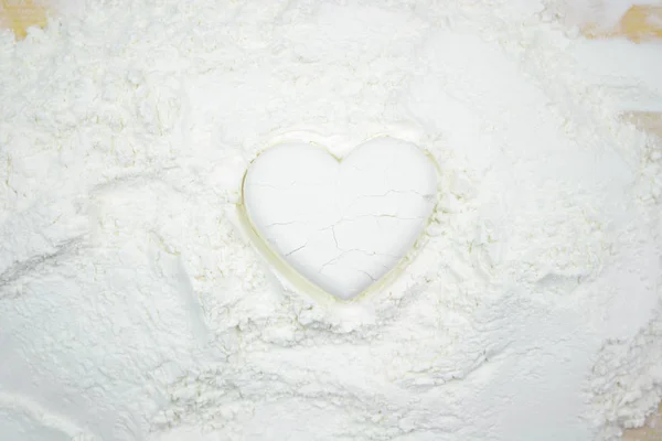 Forma Corazón Hecha Sobre Harina Blanca —  Fotos de Stock