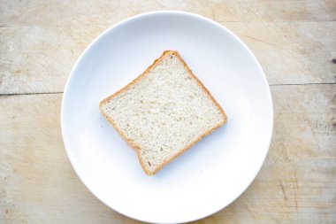 Bir tabak içinde tost