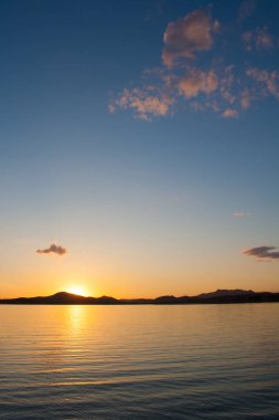 Gölde gün batımı