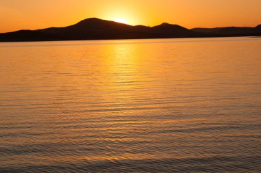 Gölde gün batımı